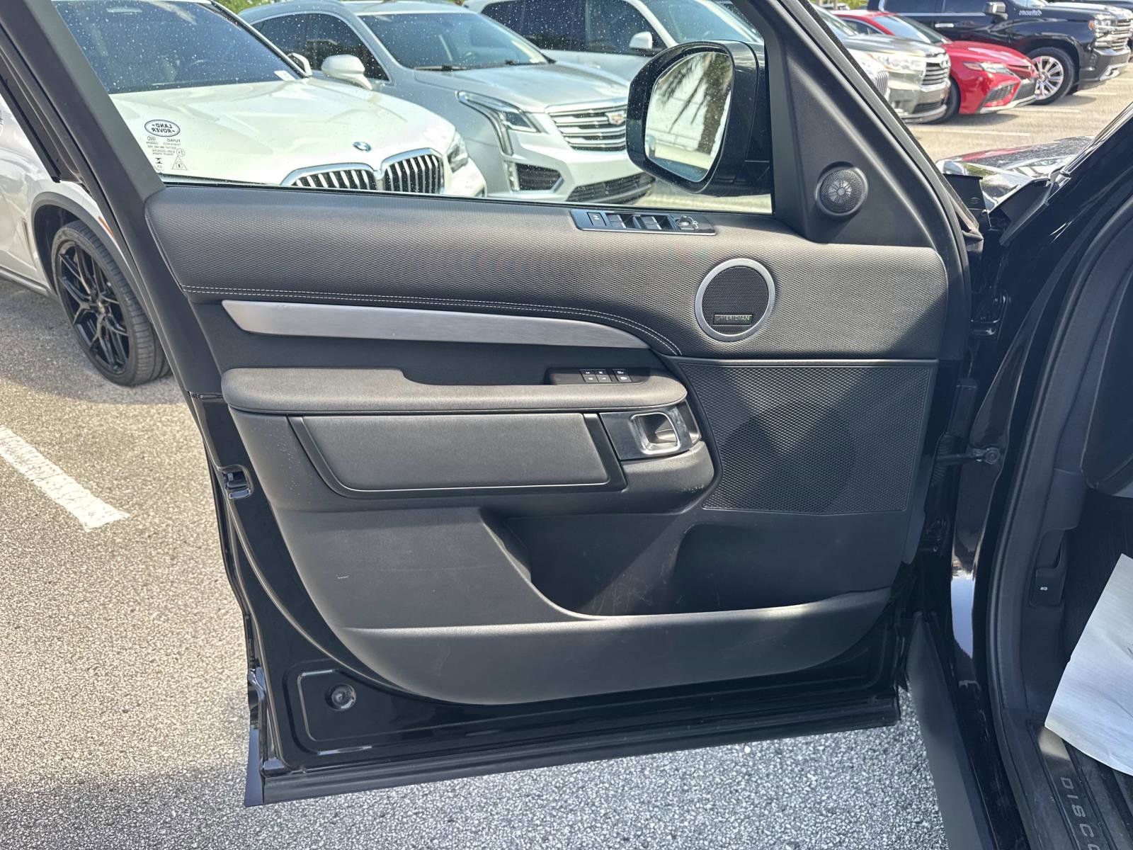 Used 2024 Land Rover Discovery Dynamic SE AWD/4WD image 18