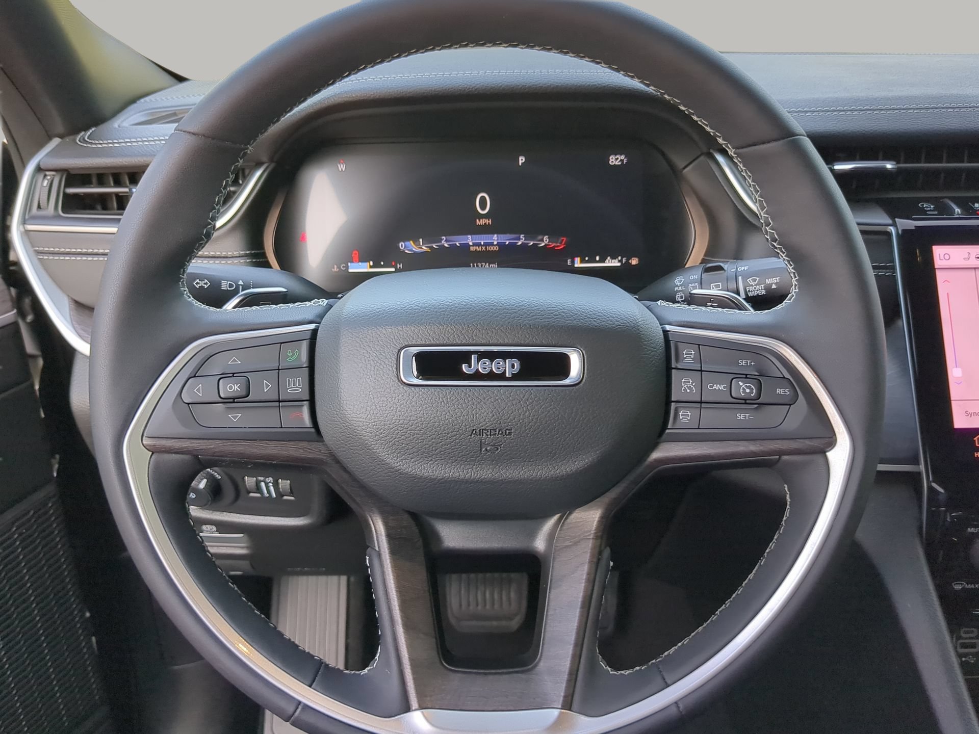 Used 2025 Jeep Grand Cherokee Limited AWD/4WD image 68