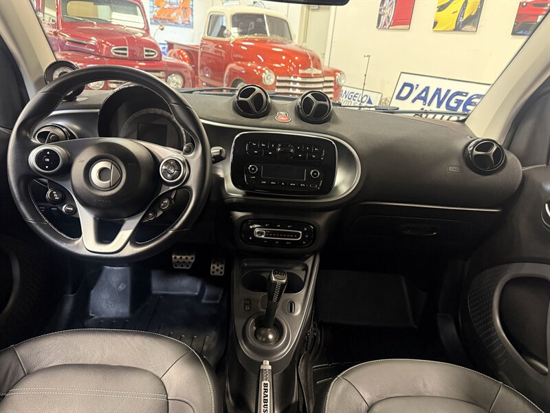 Used 2017 smart fortwo passion RWD image 16