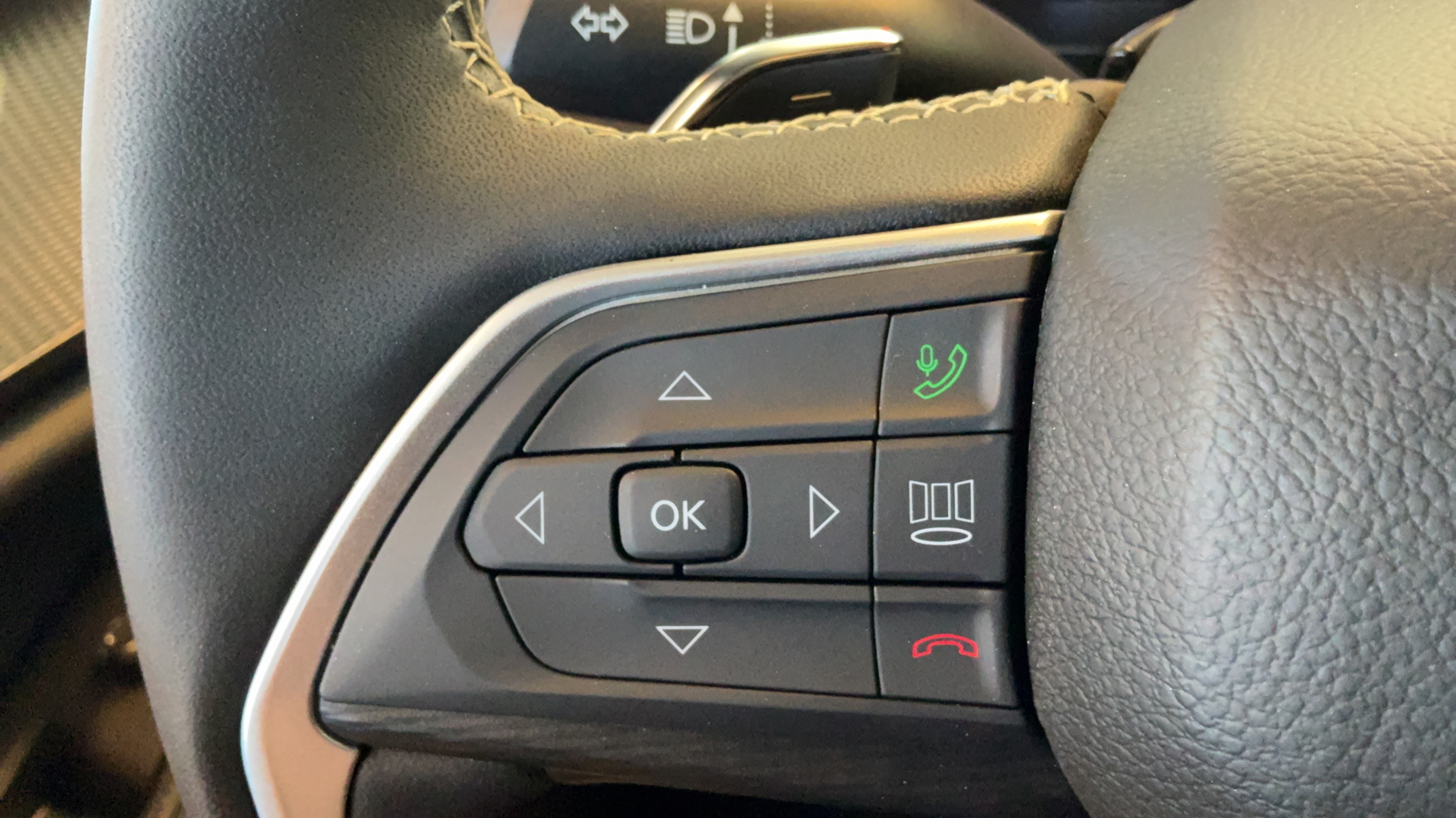 Used 2025 Jeep Grand Cherokee Altitude RWD image 17