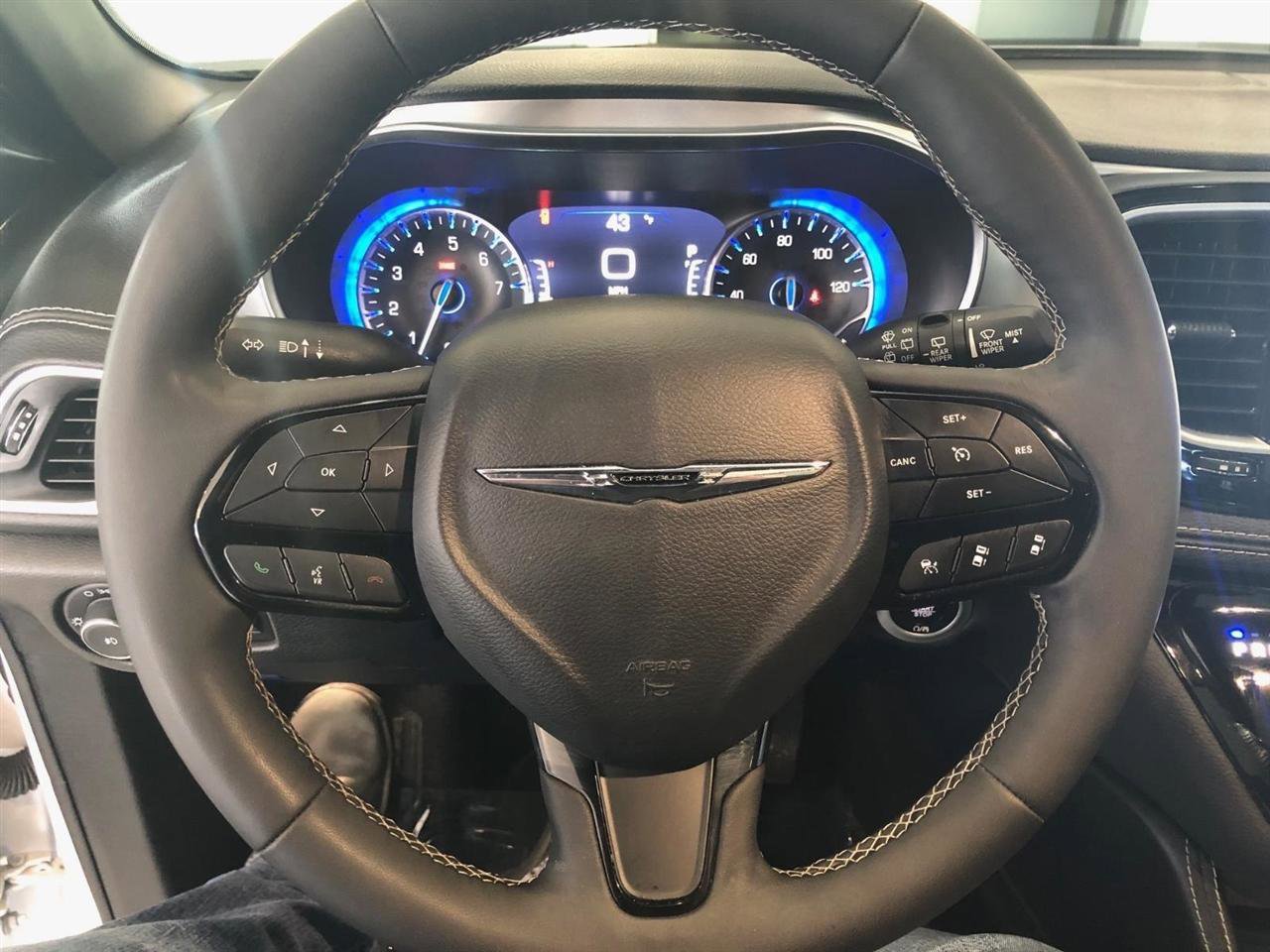 Used 2025 Chrysler Pacifica Limited image 25