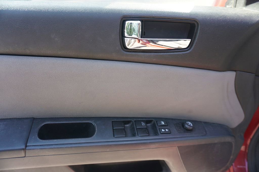 Used 2011 Nissan Sentra 2.0 SL w/ Navigation Pkg FWD image 3