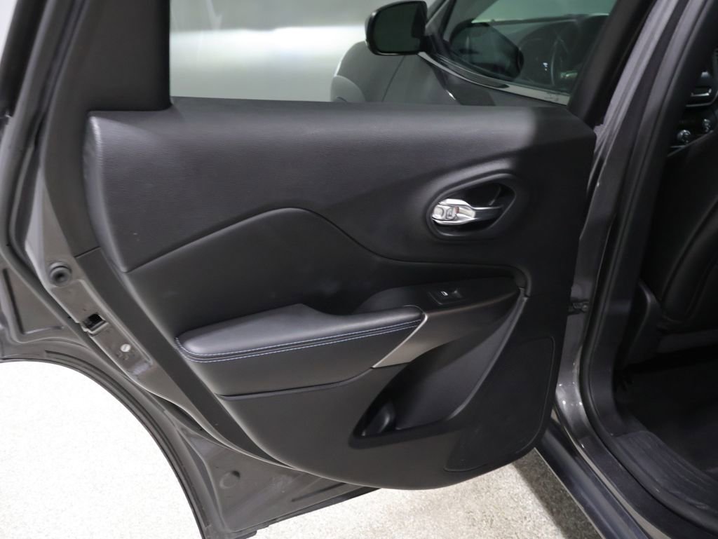 Used 2019 Jeep Cherokee Latitude Plus AWD/4WD image 19