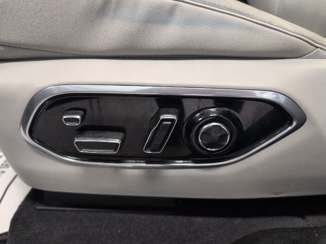 Used 2022 Jeep Grand Cherokee Overland w/ Luxury Tech Group IV AWD/4WD image 14