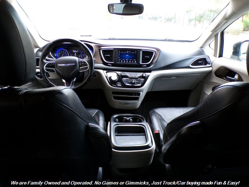 Used 2018 Chrysler Pacifica Touring-L FWD image 38