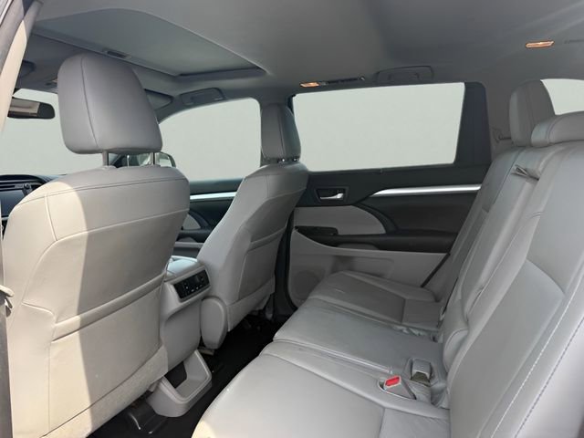 Used 2016 Toyota Highlander XLE AWD/4WD image 9