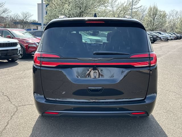 Used 2025 Chrysler Pacifica Limited FWD image 3