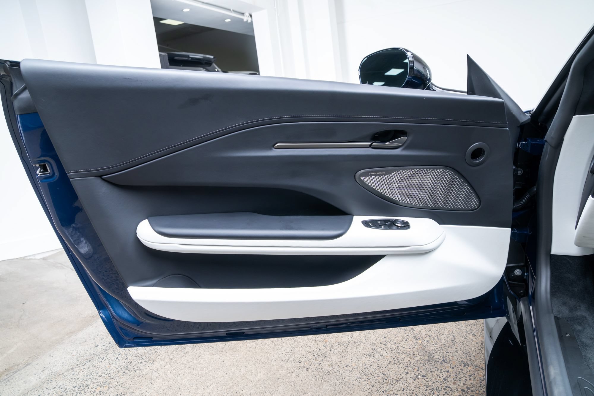 Used 2025 Aston Martin V8 Vantage Coupe RWD image 19