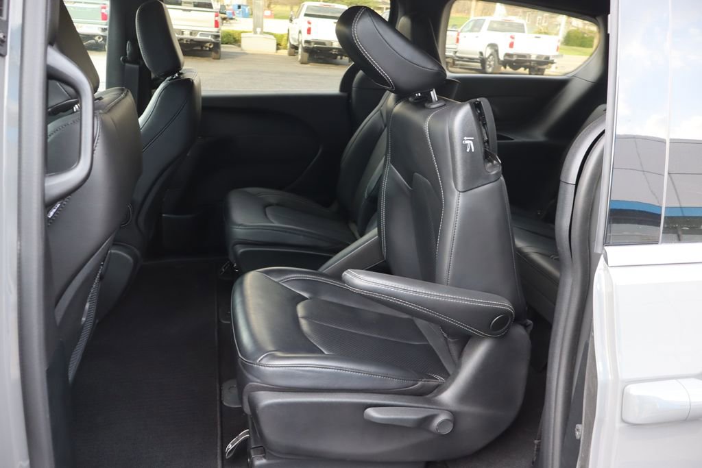 Used 2025 Chrysler Pacifica Select image 26