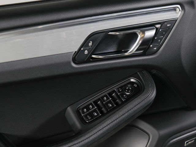 Certified 2026 Porsche Macan AWD/4WD image 30
