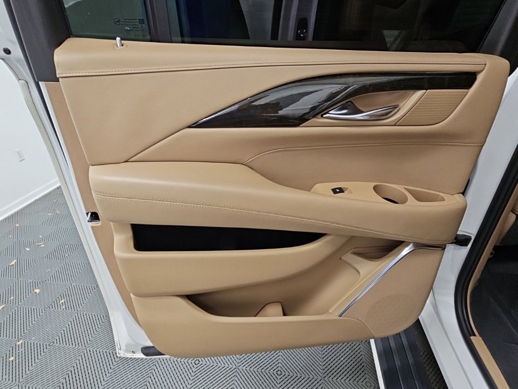 Used 2019 Cadillac Escalade ESV Platinum RWD image 39