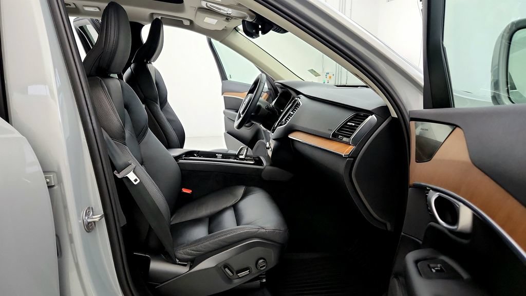 Used 2024 Volvo XC90 B6 Plus AWD/4WD image 17