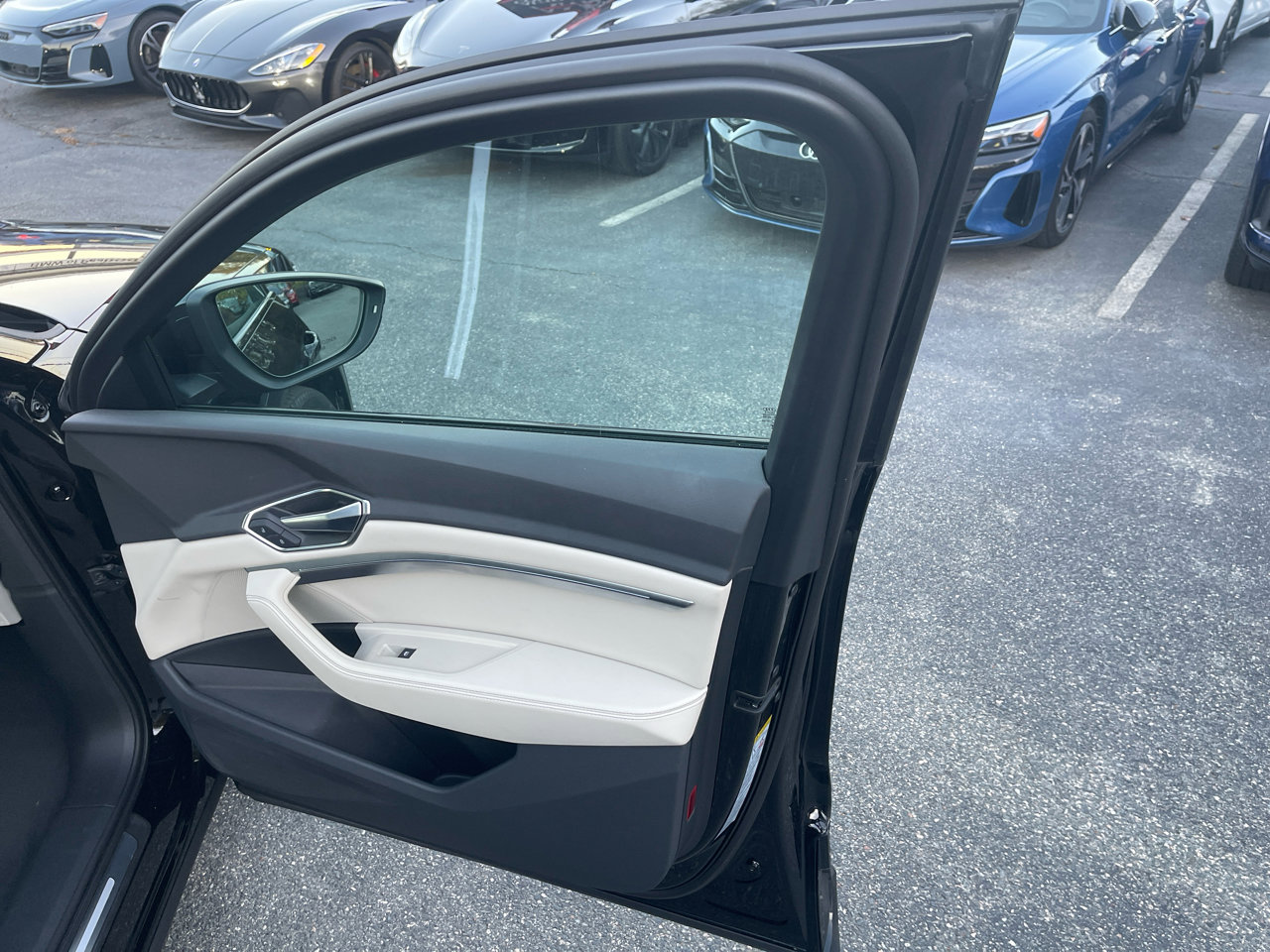 Used 2023 Audi e-tron Premium w/ Convenience Plus Package image 27