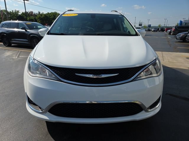 Used 2017 Chrysler Pacifica Touring-L FWD image 2