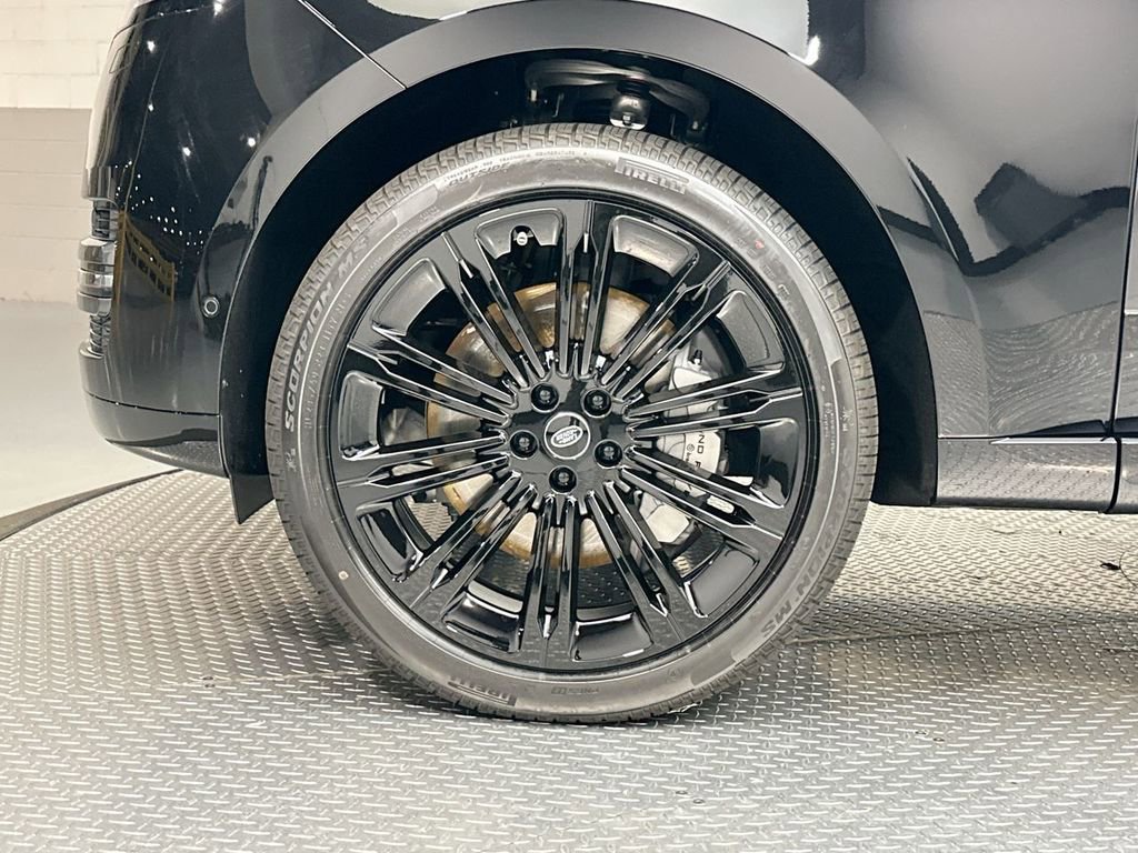New 2025 Land Rover Range Rover SE image 4