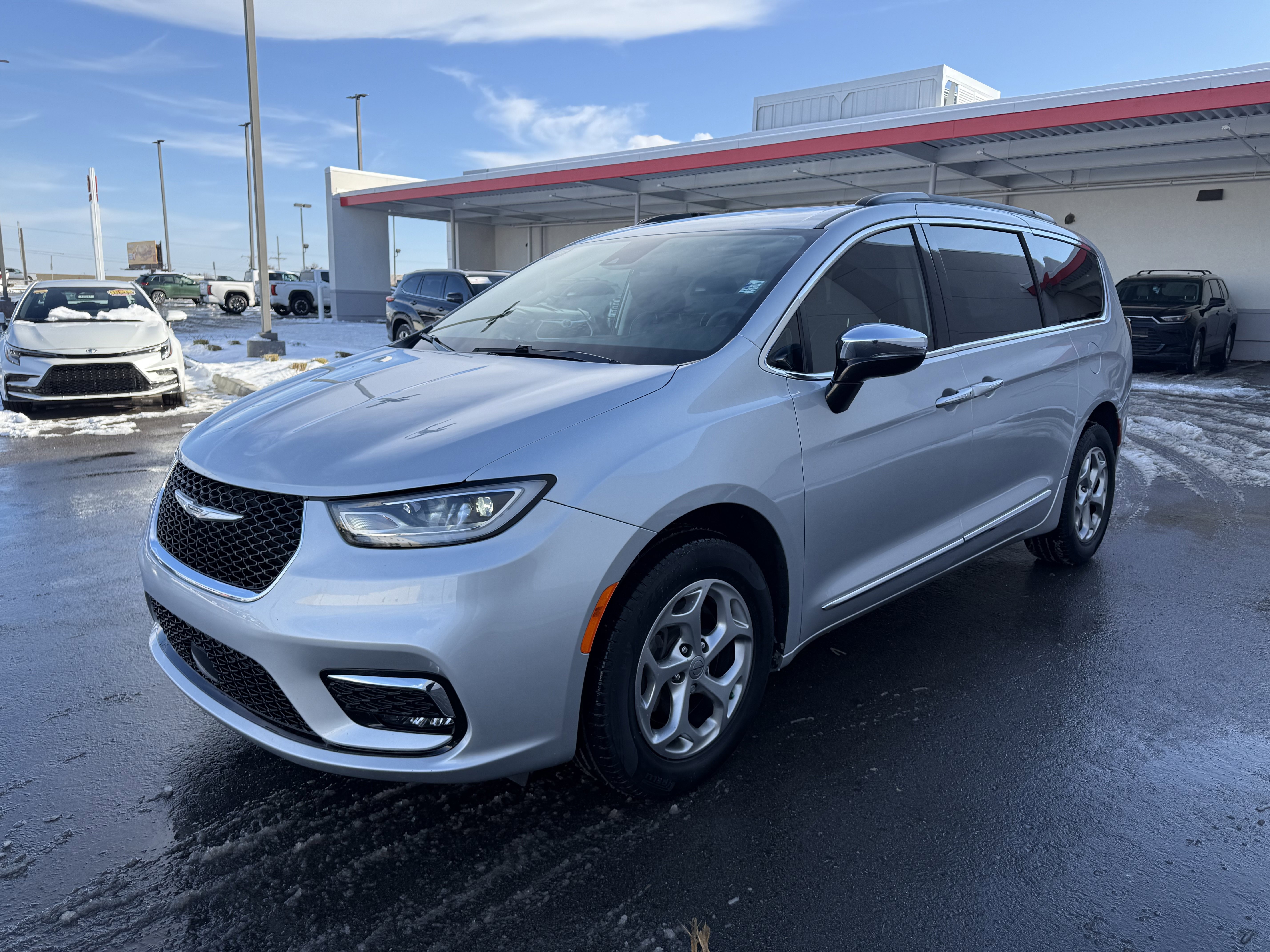Used 2023 Chrysler Pacifica Limited image 17