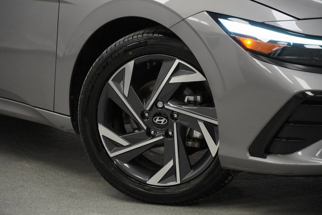 Used 2024 Hyundai Elantra Limited video 4