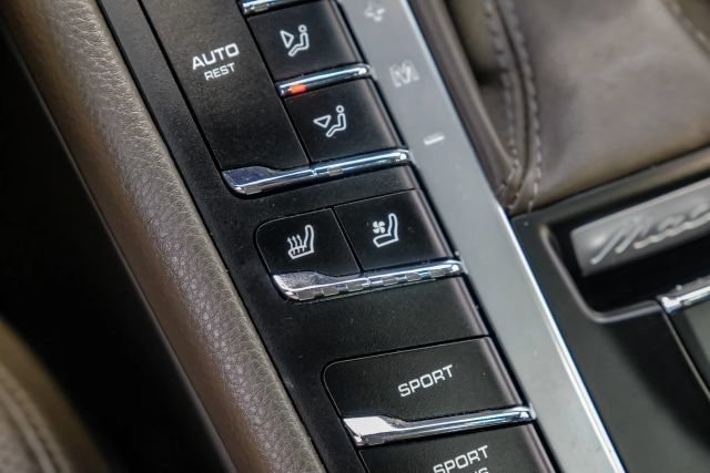 Used 2018 Porsche Macan Sport Edition AWD/4WD image 36