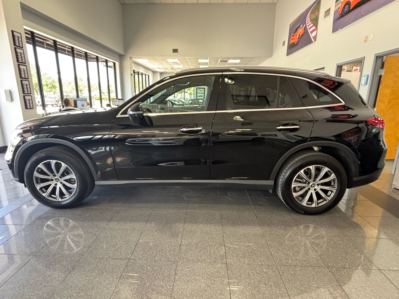 Used 2024 Mercedes-Benz GLC 300 image 2