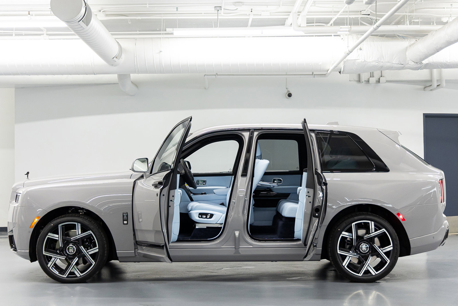 New 2026 Rolls-Royce Cullinan Black Badge image 30