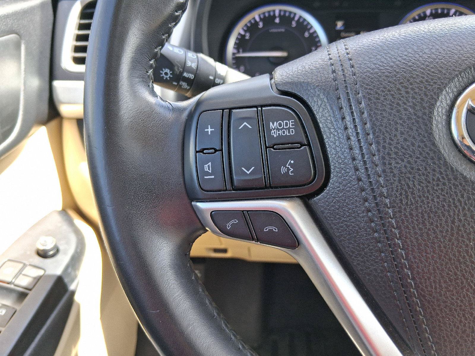 Certified 2017 Toyota Highlander XLE FWD image 41