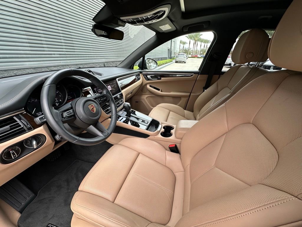 Certified 2025 Porsche Macan image 4