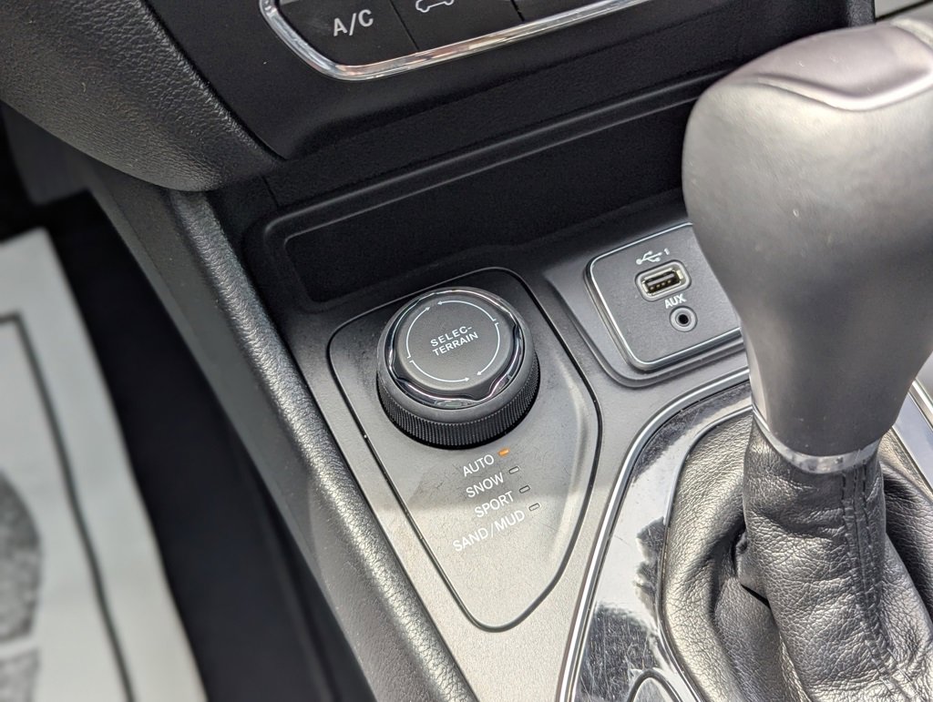 Used 2019 Jeep Cherokee Limited image 42