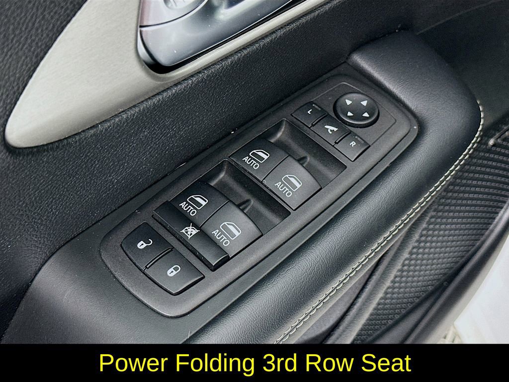 Used 2023 Chrysler Pacifica Limited w/ Uconnect Theater Family Group image 24