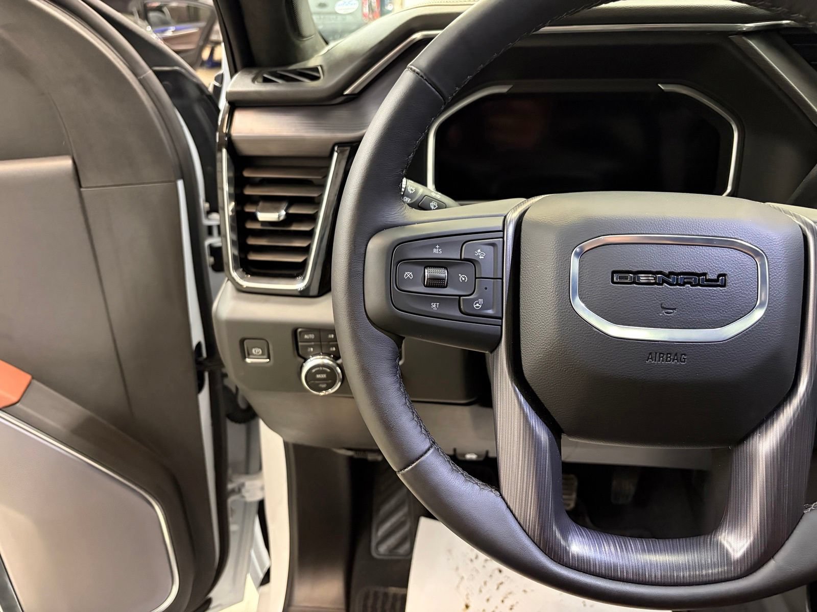 Used 2026 GMC Sierra 3500 Denali Ultimate AWD/4WD image 13