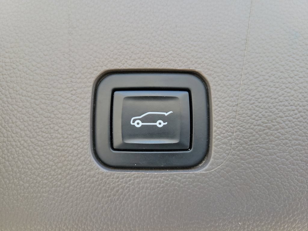 Used 2020 Chevrolet Traverse Premier w/ LPO, Floor Liner Package FWD image 9