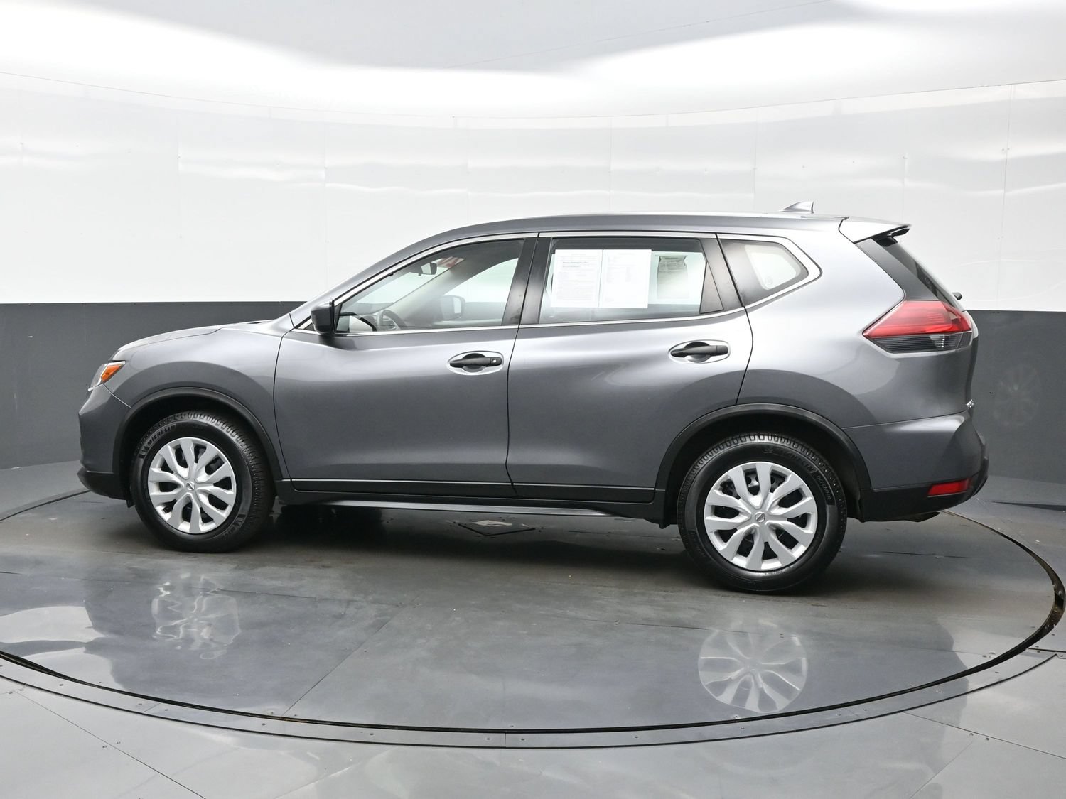 Used 2020 Nissan Rogue S FWD image 3