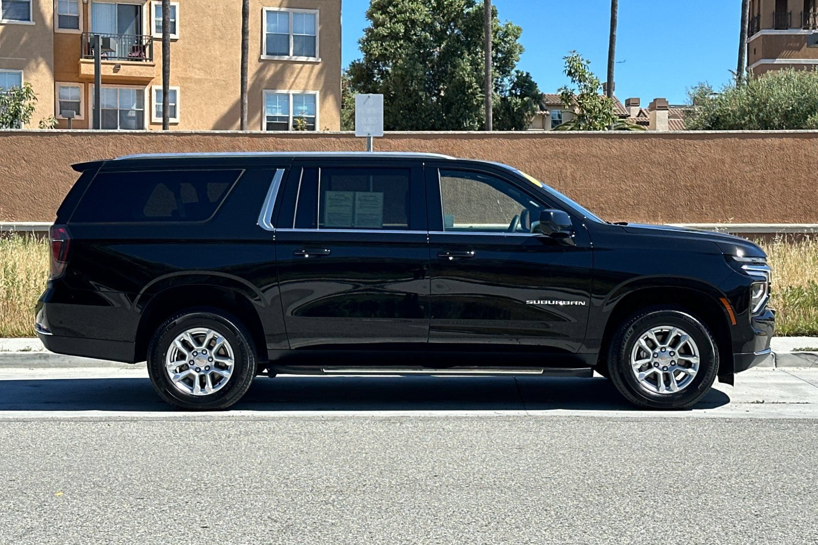 Used 2025 Chevrolet Suburban LT AWD/4WD image 3
