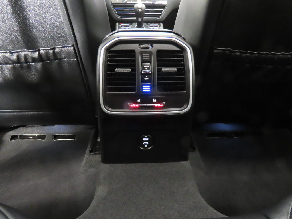 Certified 2026 Porsche Macan AWD/4WD image 32