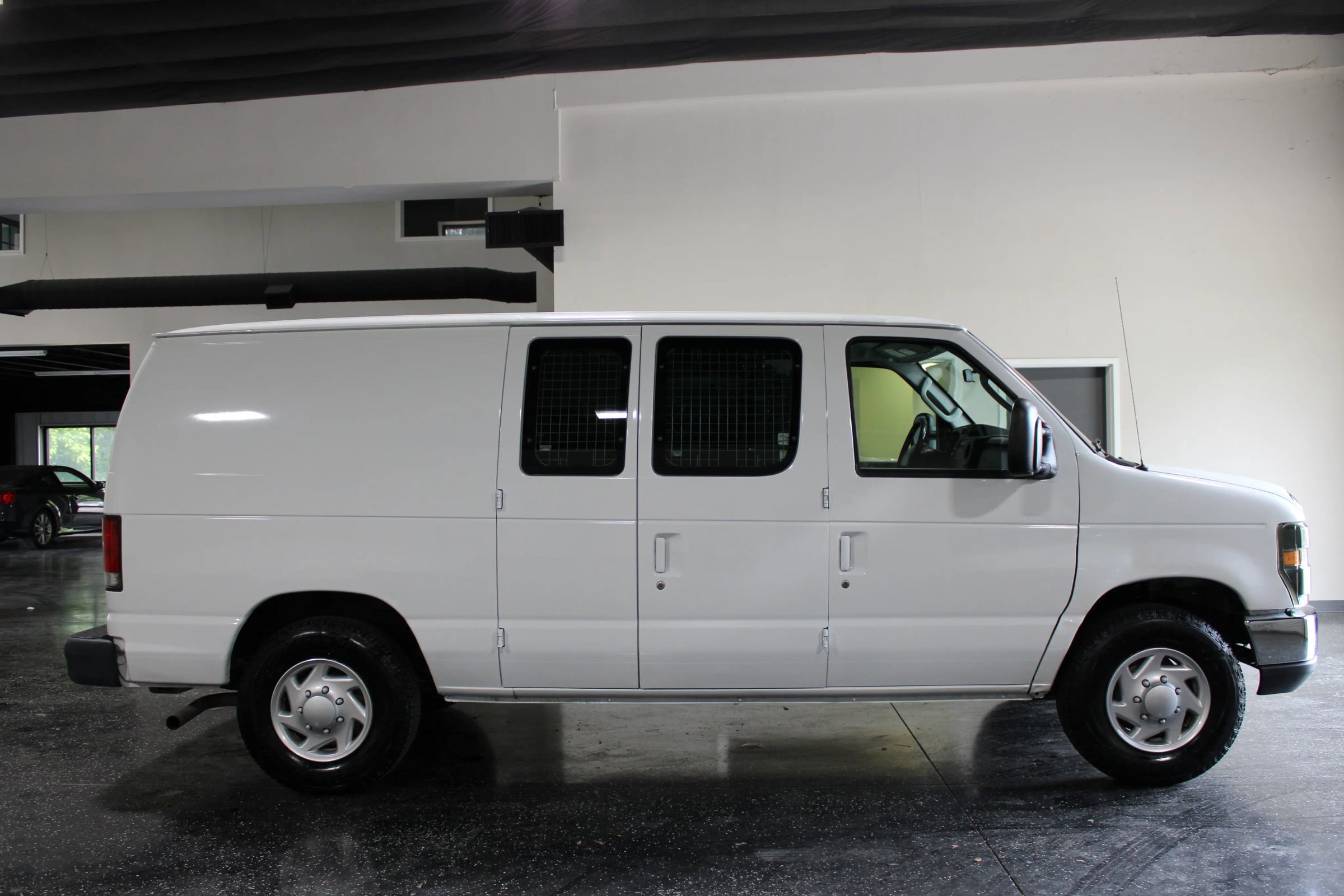Used 2014 Ford E-150 and Econoline 150 RWD image 2