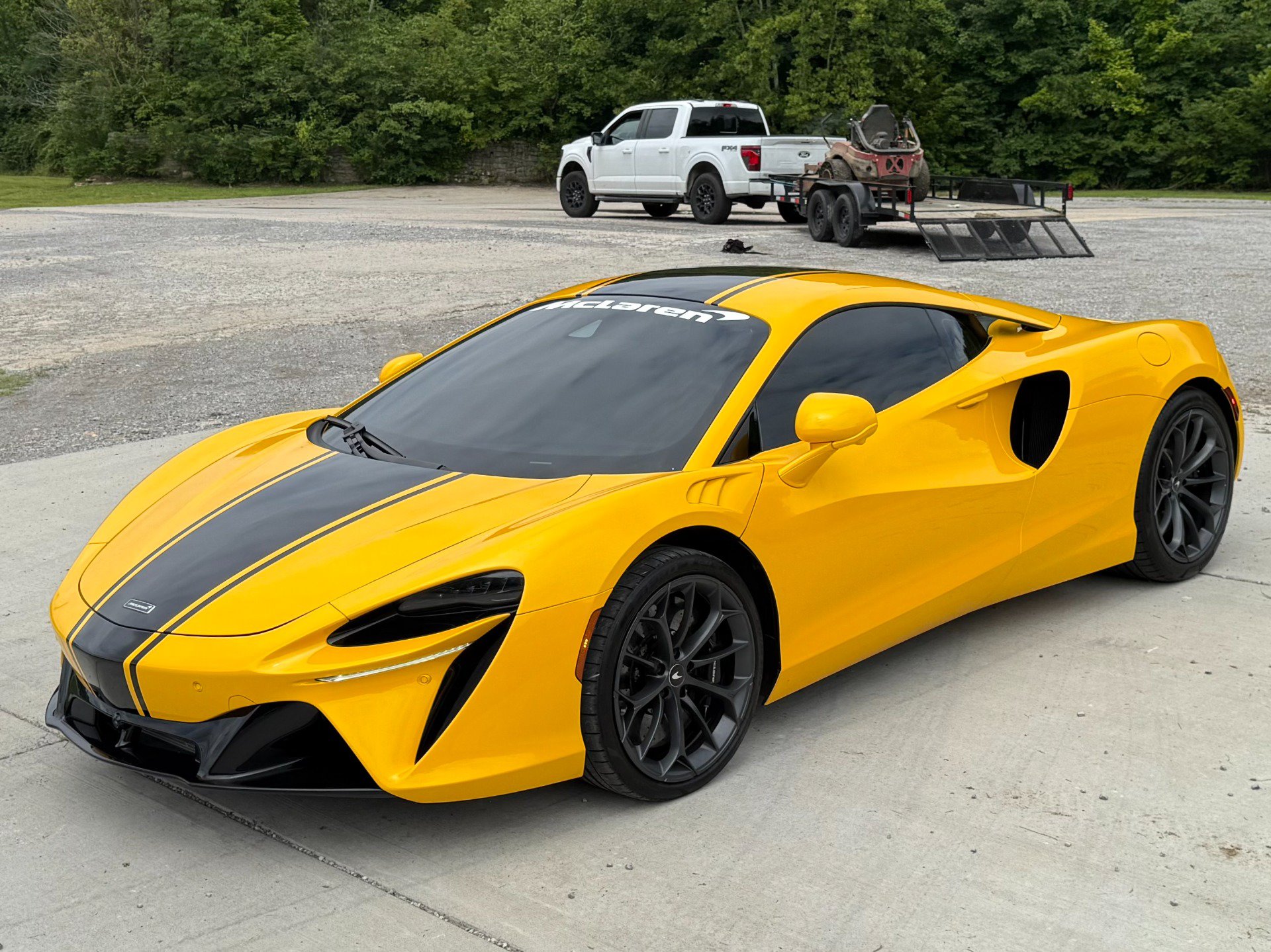Used 2024 McLaren Artura RWD image 15