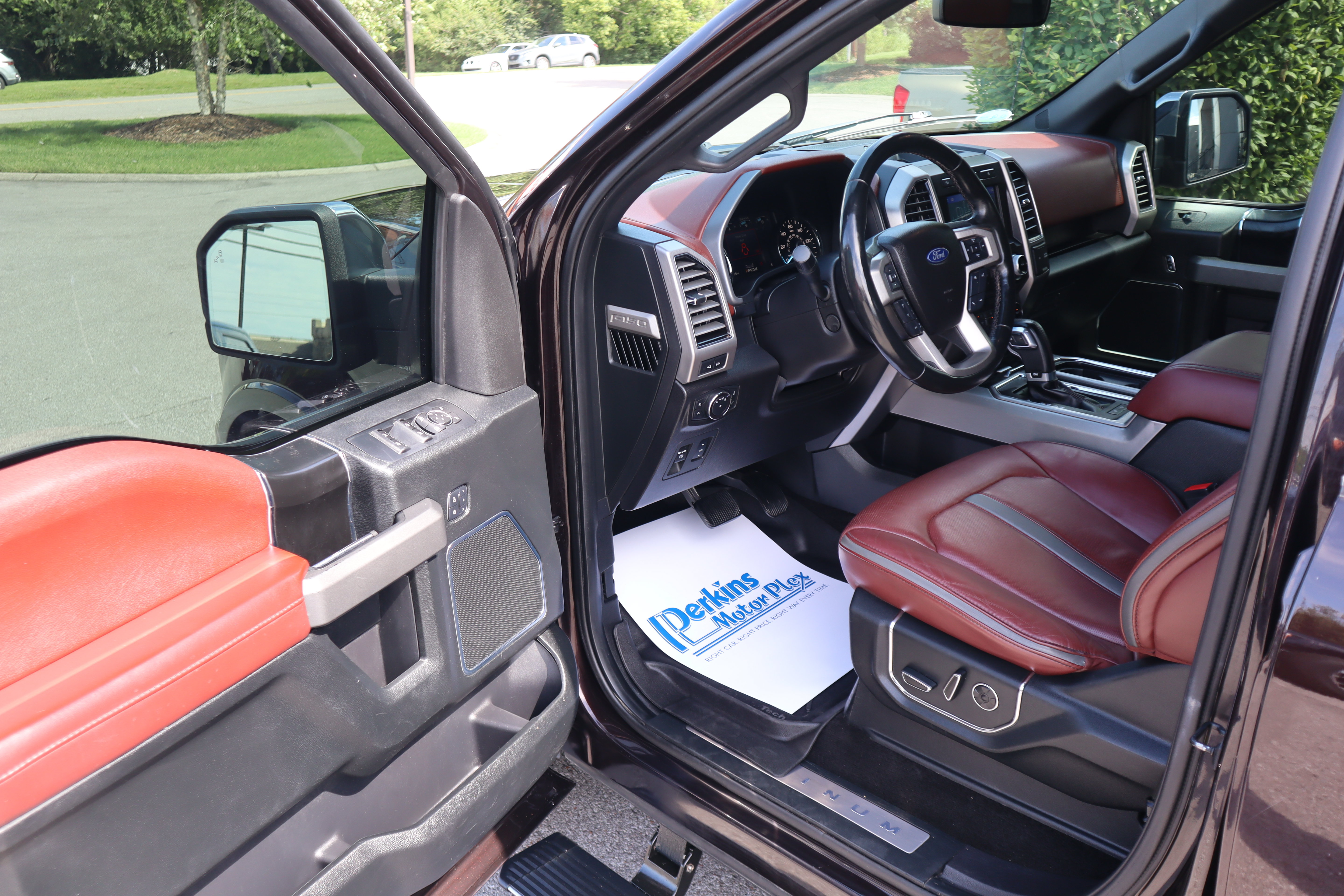 Used 2018 Ford F150 Platinum w/ Equipment Group 701A Luxury AWD/4WD image 3