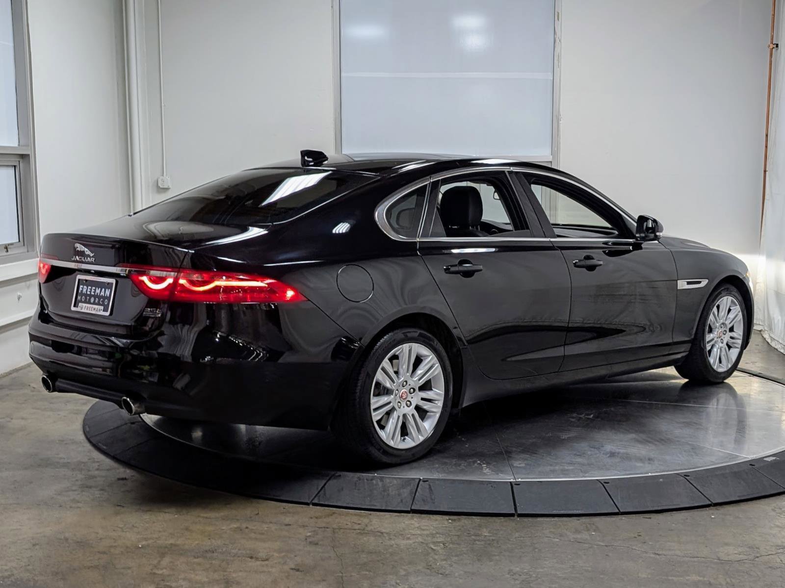Used 2017 Jaguar XF Premium AWD/4WD image 9