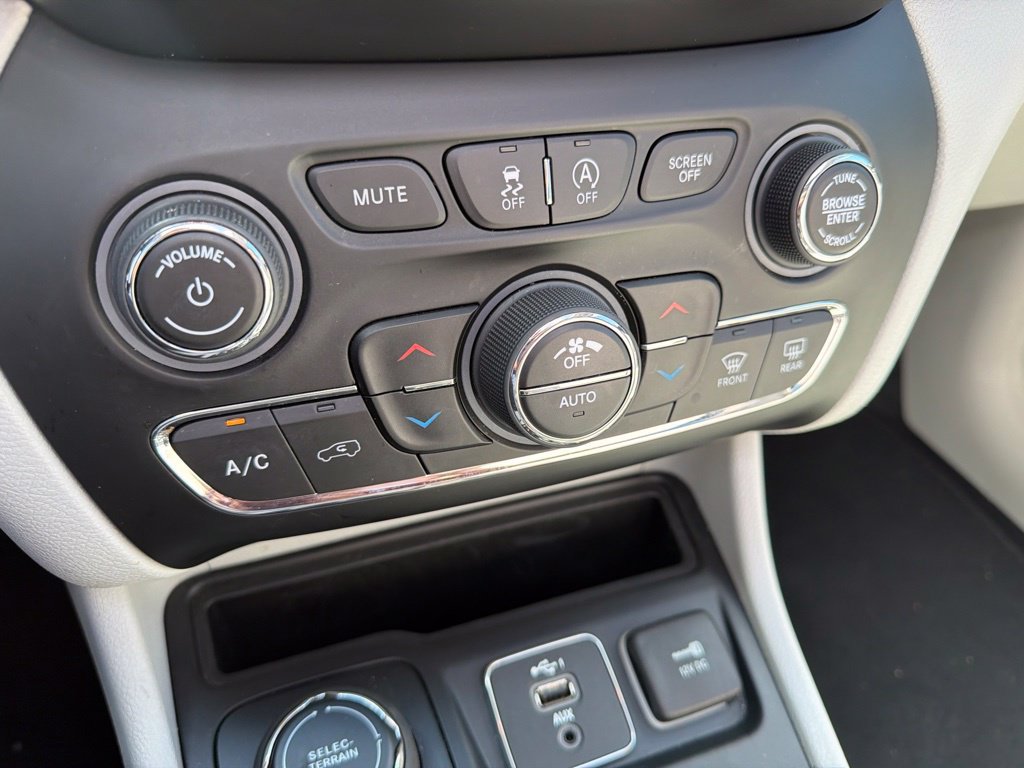 Used 2021 Jeep Cherokee Limited AWD/4WD image 27