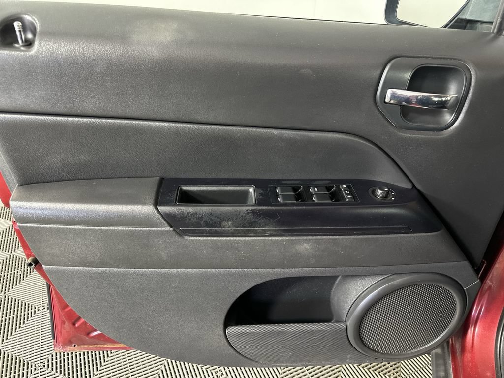 Used 2014 Jeep Patriot Latitude AWD/4WD image 19