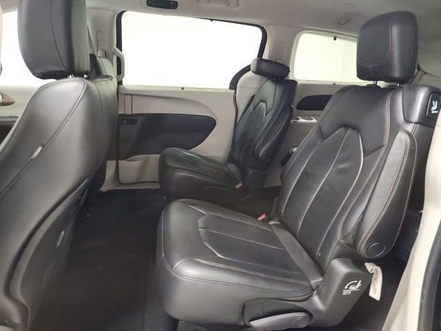 Used 2017 Chrysler Pacifica Touring-L image 18