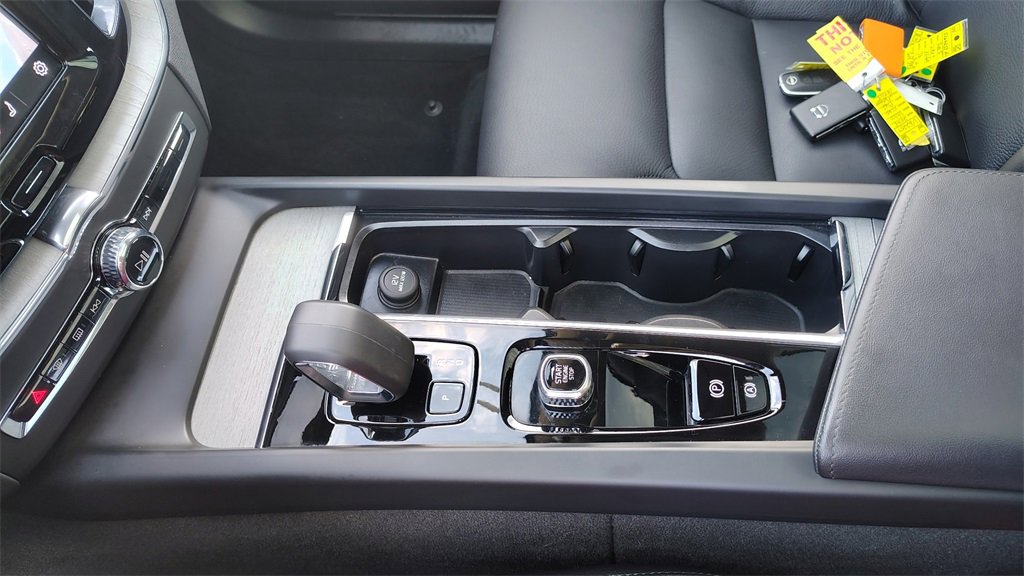 Certified 2025 Volvo XC60 B5 Plus image 21