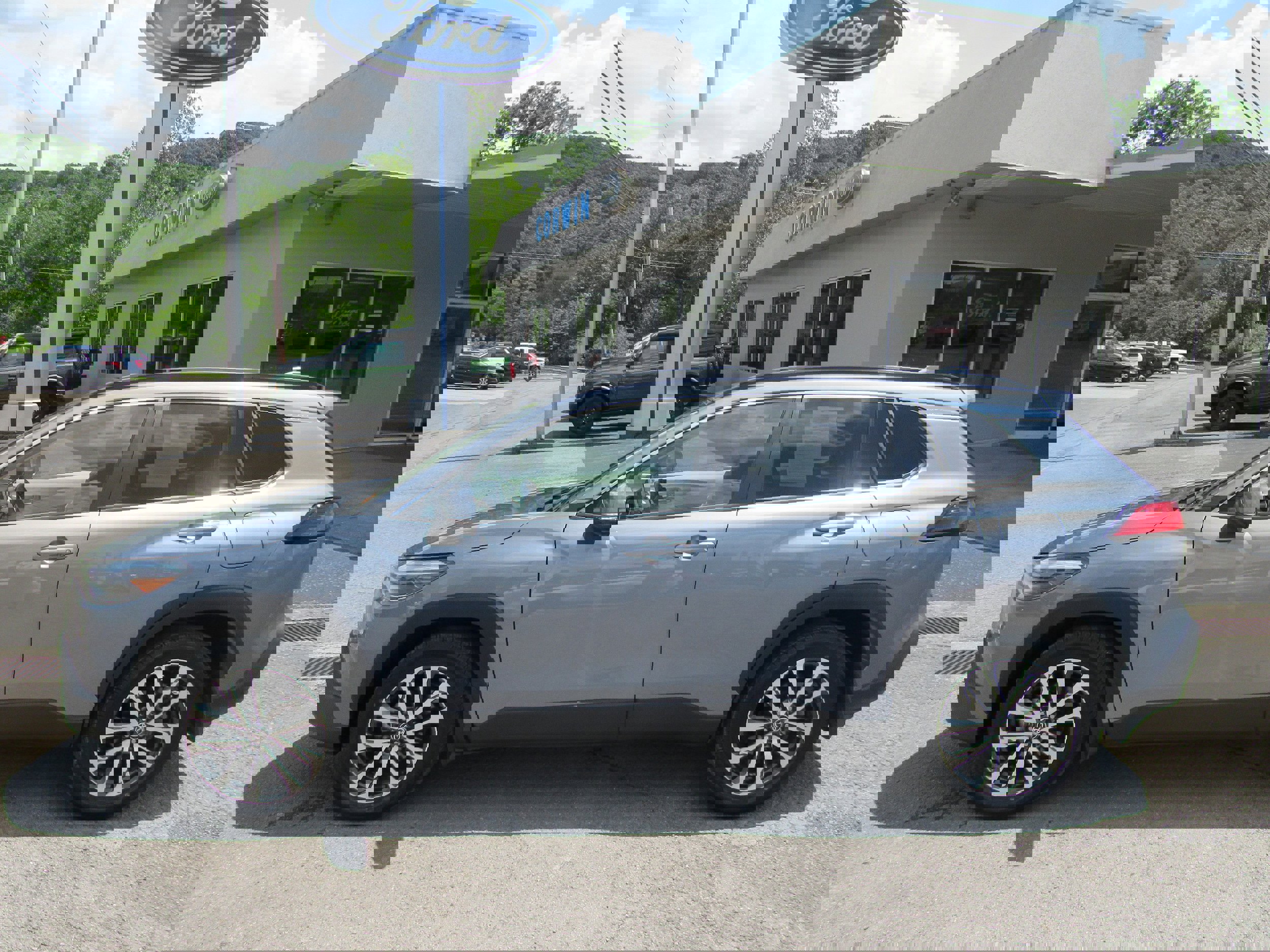 Used 2022 Toyota Corolla Cross XLE image 2