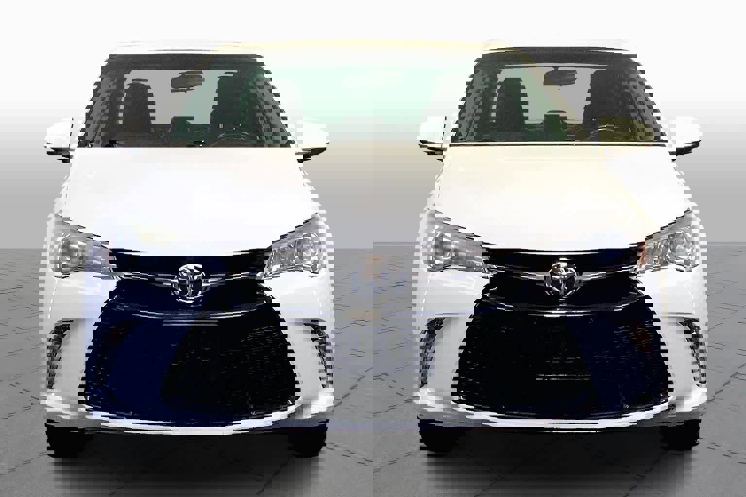 Used 2017 Toyota Camry SE w/ Moonroof Package image 4