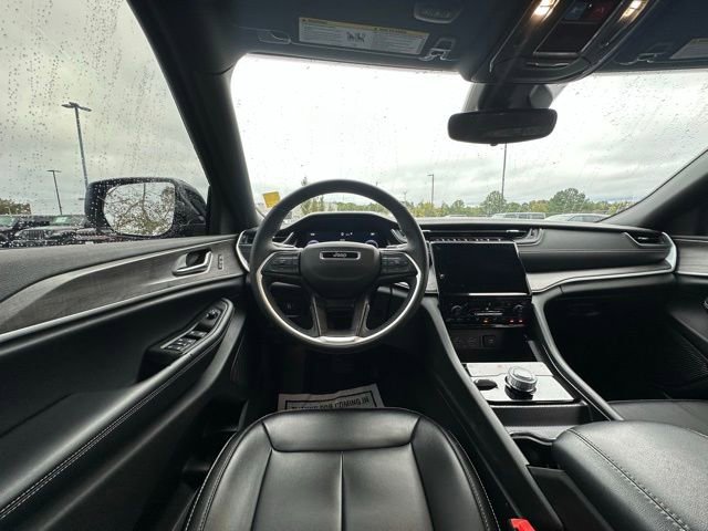 Used 2025 Jeep Grand Cherokee Limited image 17