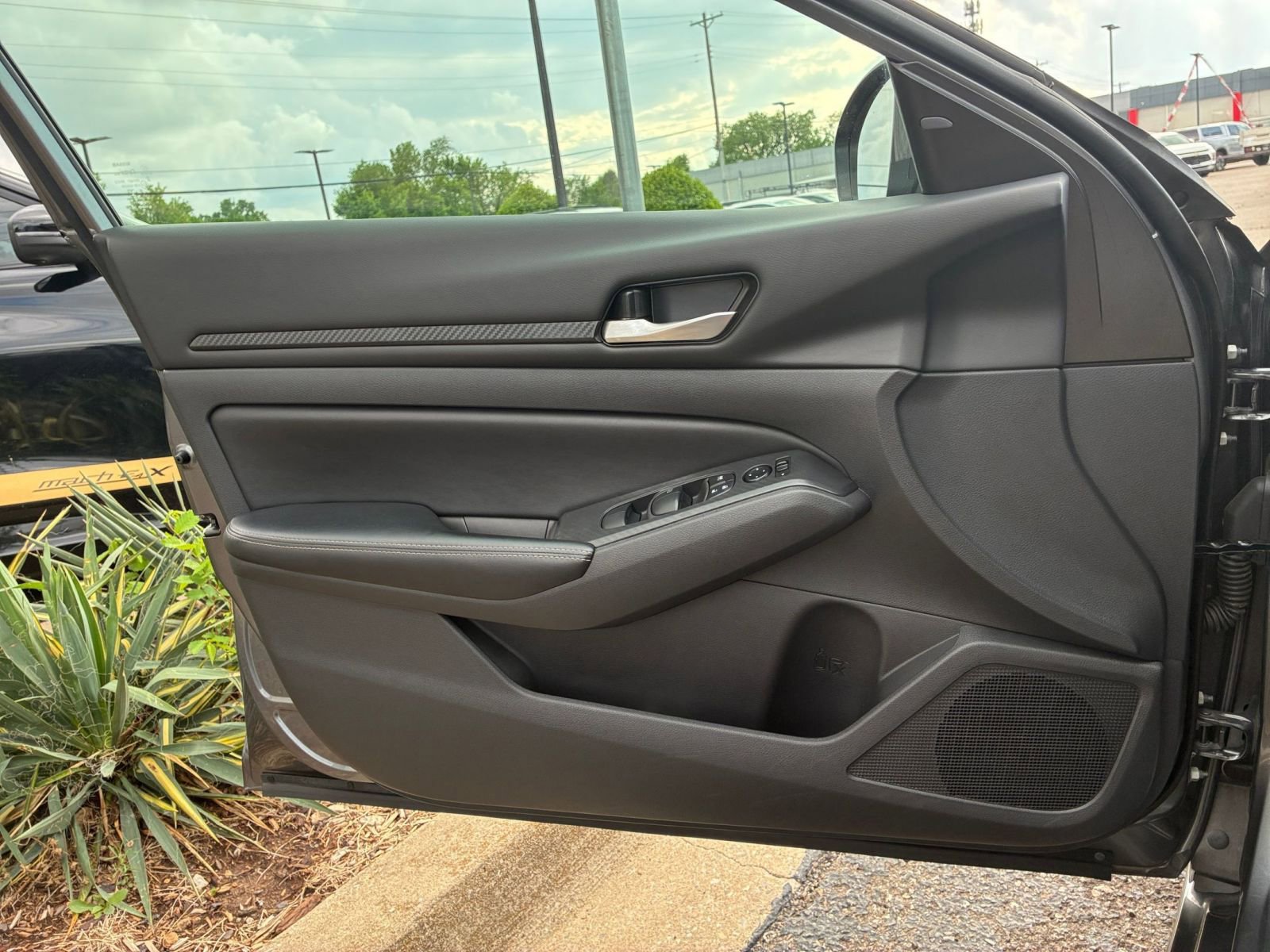 Used 2025 Nissan Altima 2.5 SV FWD image 18