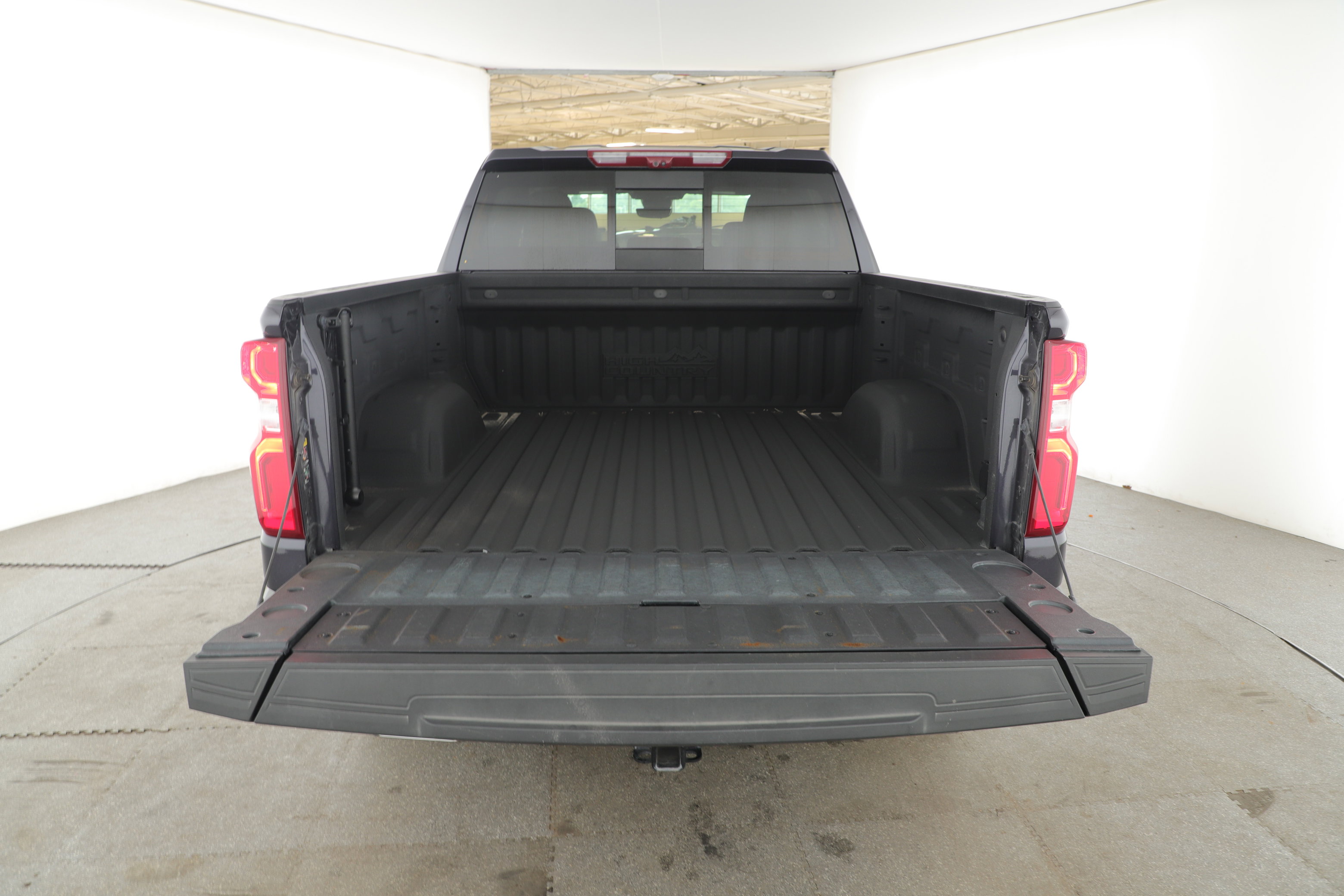Used 2024 Chevrolet Silverado 1500 High Country w/ High Country Premium Package AWD/4WD image 5