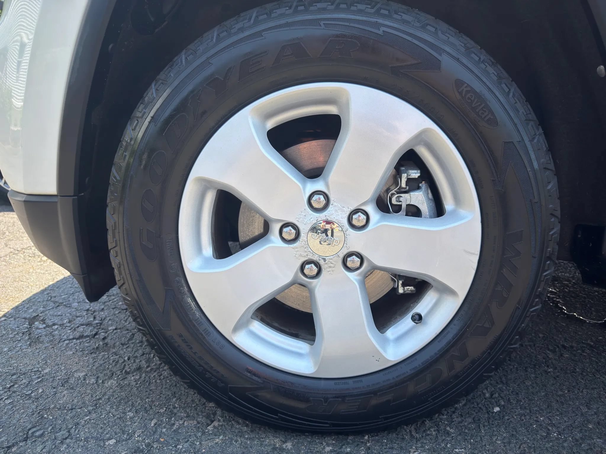 Used 2011 Jeep Grand Cherokee Laredo AWD/4WD image 12