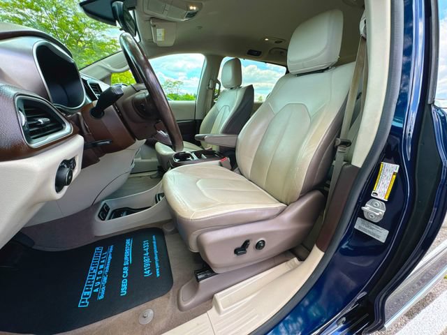 Used 2017 Chrysler Pacifica Touring-L FWD image 18