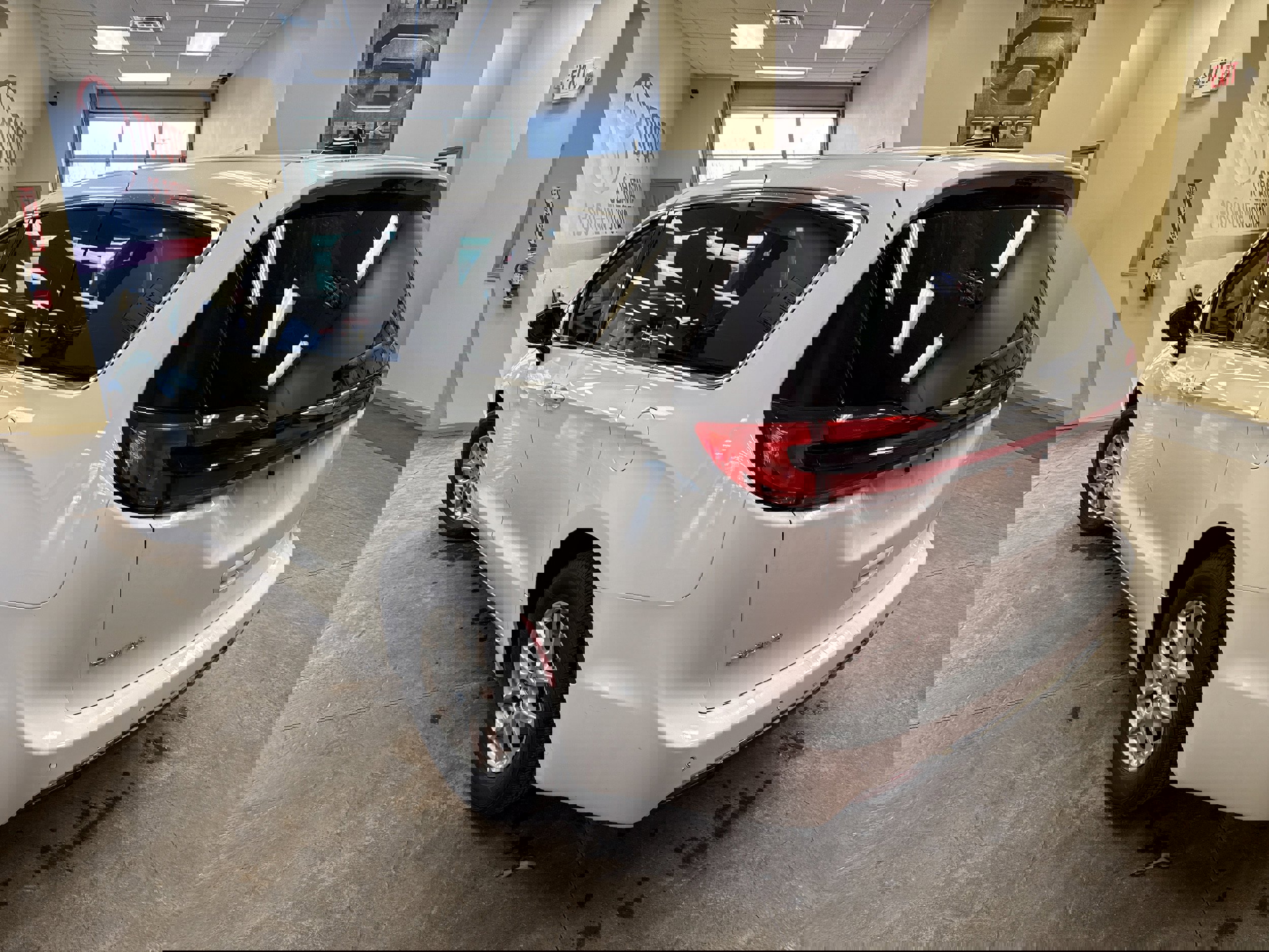 Used 2024 Chrysler Pacifica Touring-L image 7