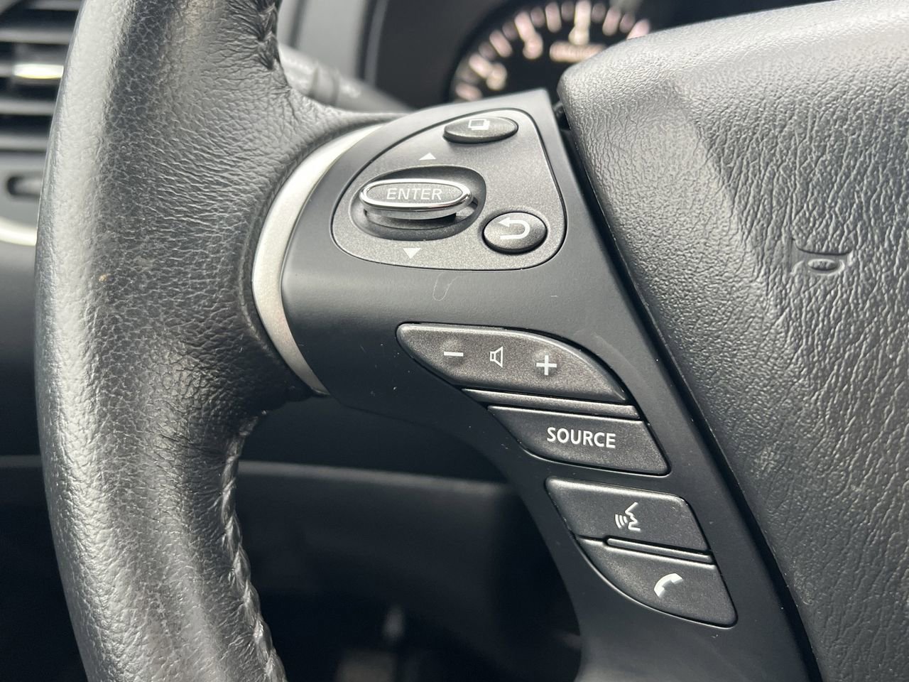 Used 2020 Nissan Pathfinder SV image 15